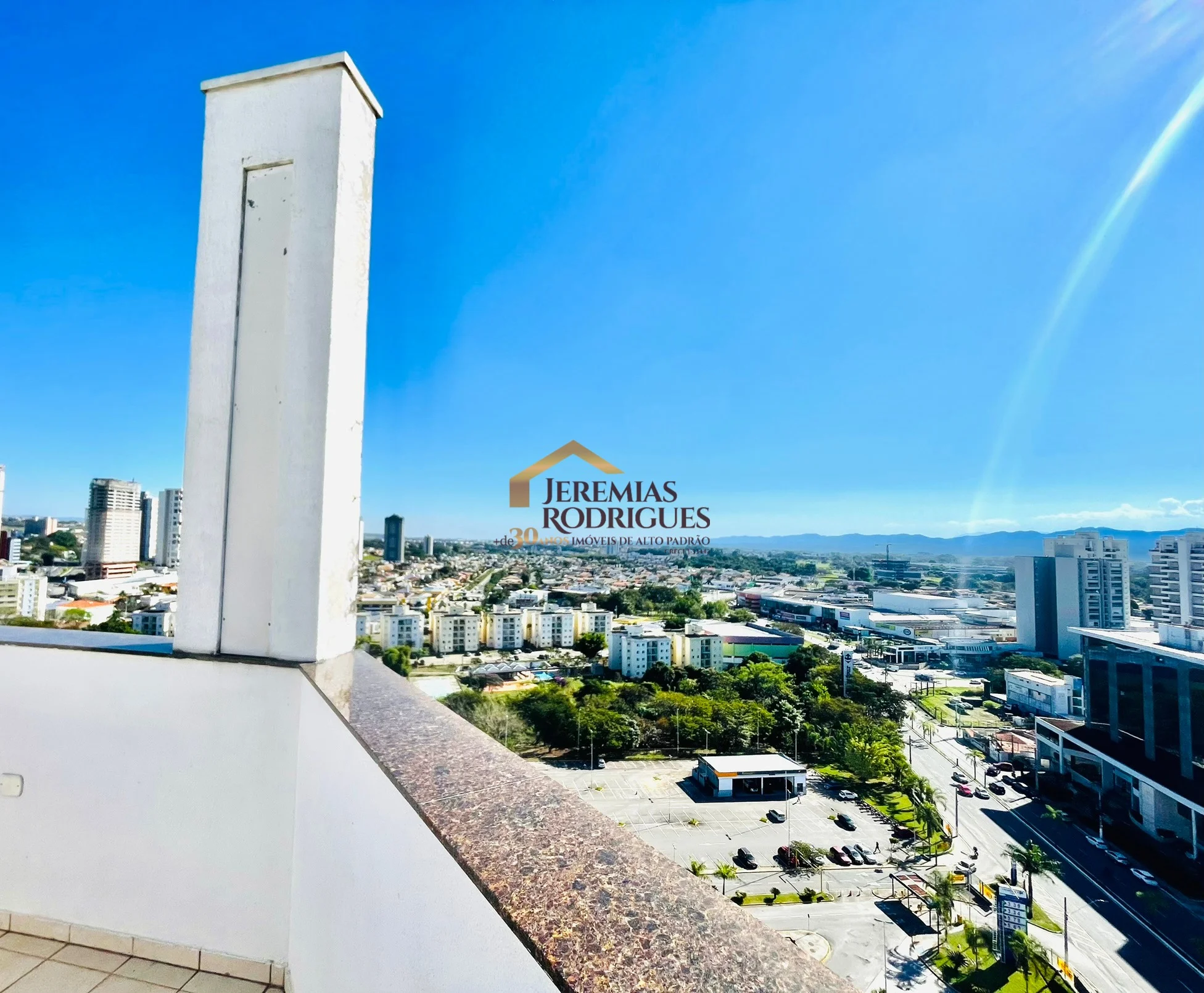 Cobertura Duplex semimobiliada para locação no Edifício Village Towers em Taubaté/SP.