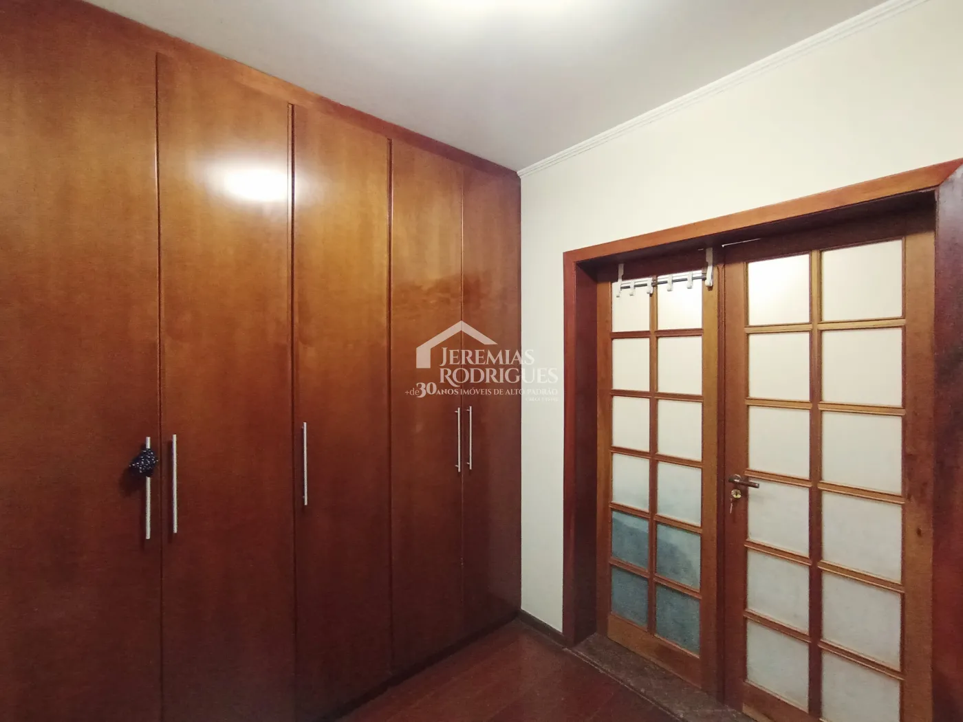 Casa para venda e locação com 3 suítes no bairro Parque das Flores em Taubaté/SP.