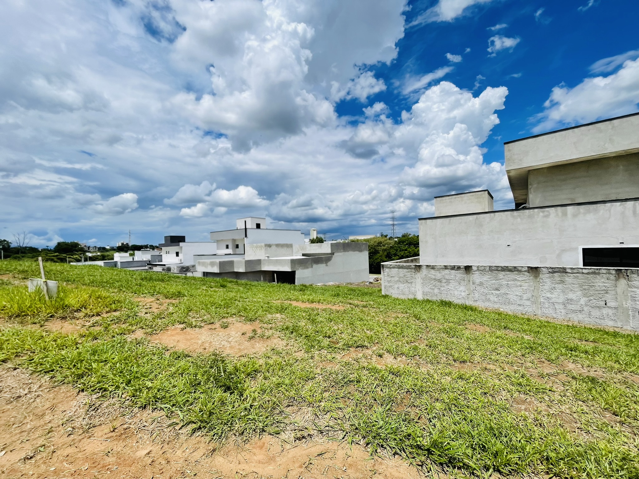Terreno à venda com 278 m² no Condomínio Bosque do Imperador em Pindamonhangaba/SP.