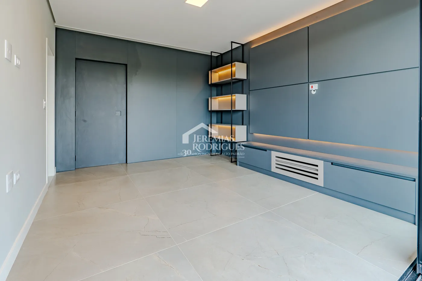 Casa à venda com 4 suítes no Condomínio Residencial Alphaville II em São José dos Campos/SP.