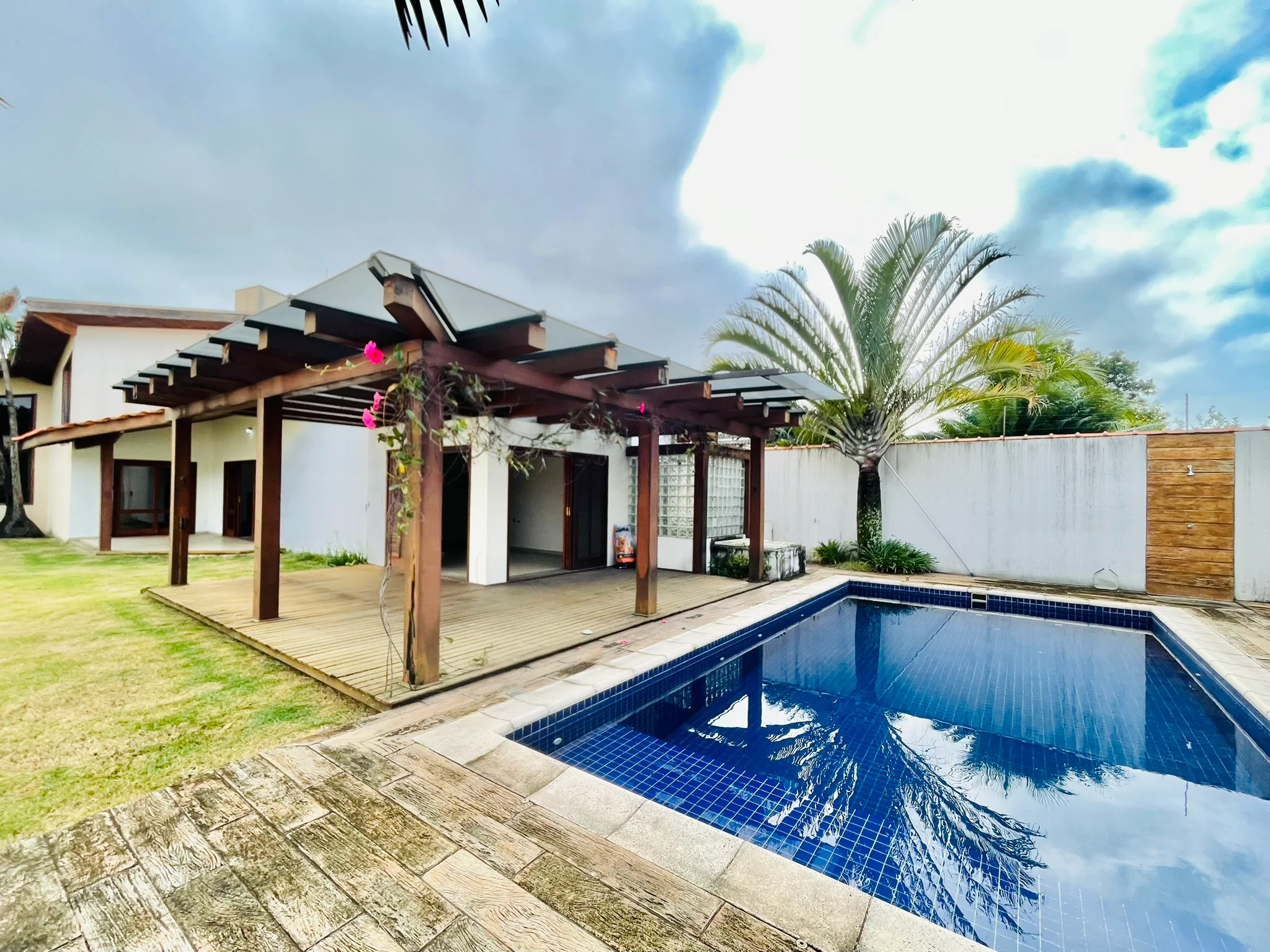 Casa para venda e locação no bairro Lessa em Pindamonhangaba/SP.