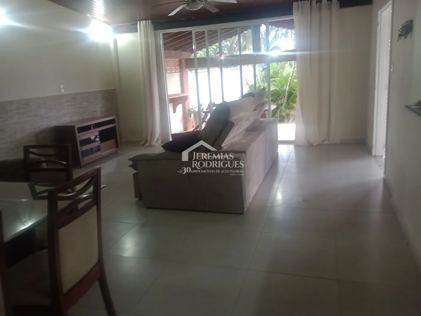 Chácara para locação com 2 dormitórios no Condomínio Recanto do Sol em Pindamonhangaba/SP.