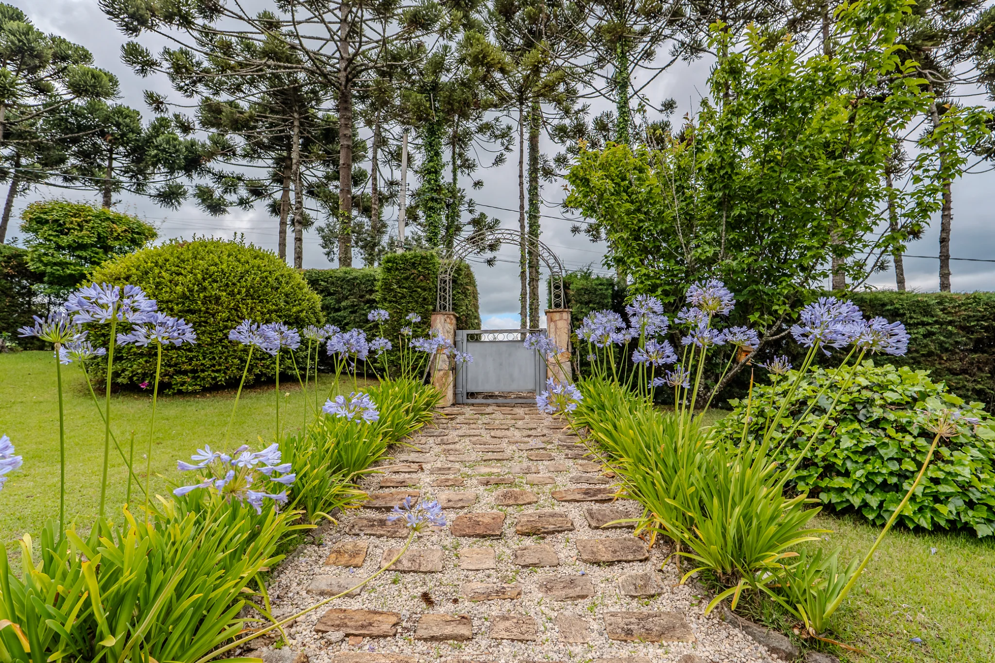 Casa estilo Toscana à venda com 4 suítes no Condomínio Vila Simonsen em Campos do Jordão/SP. 