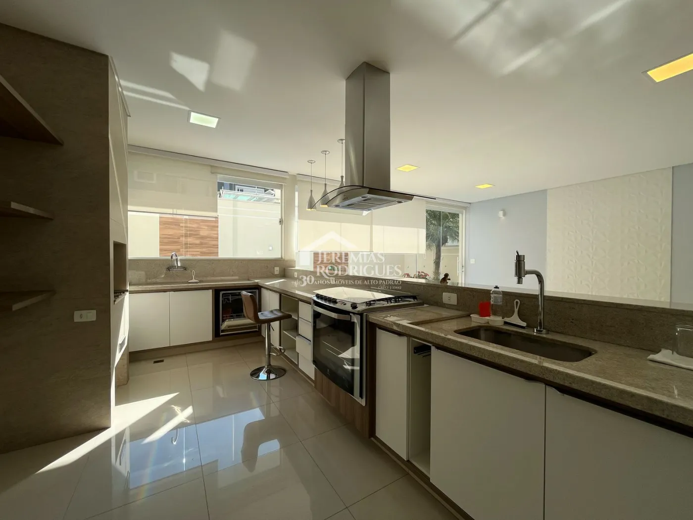 Casa à venda com 4 suítes no Condomínio Taubaté Village em Taubaté/SP.