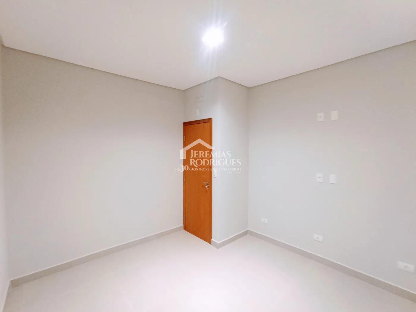 Casa à venda com 3 dormitórios no Condomínio Malibu em Caçapava/SP.