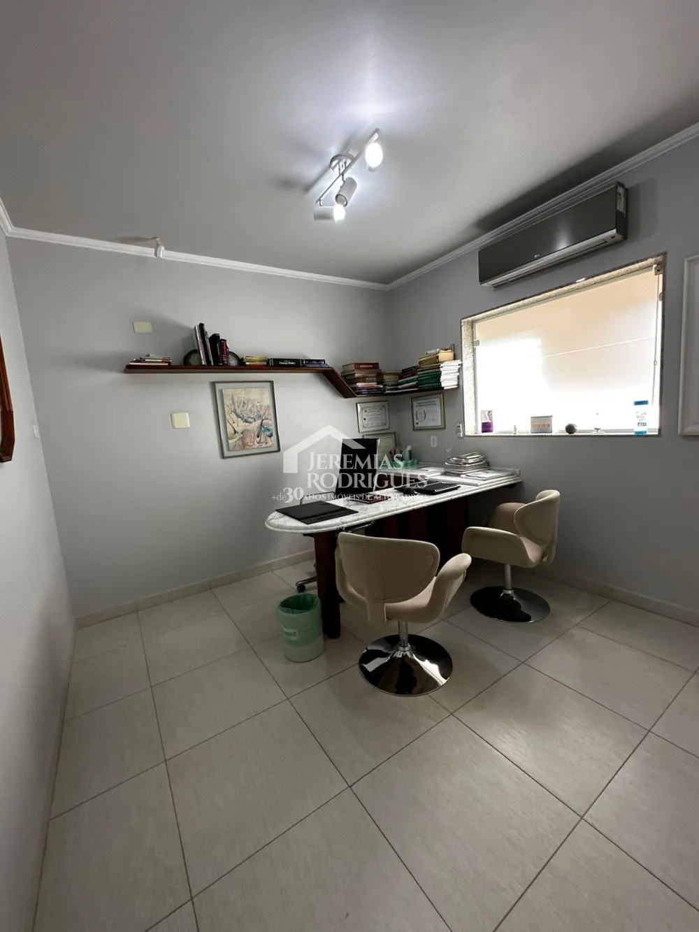 Casa à venda com 6 dormitórios no bairro Jardim das Nações em Taubaté/SP.