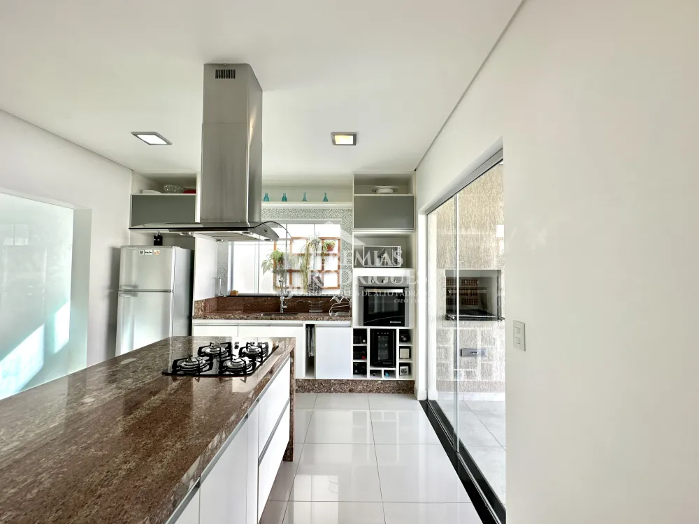 Casa mobiliada para locação no Condomínio Campos do Conde I em Tremembé/SP. 