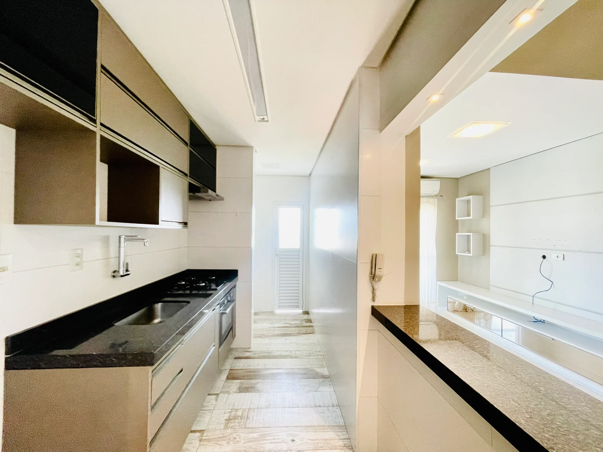 Cobertura duplex com 3 dormitórios no Condomínio Monte Castelo em  Taubaté/SP. 