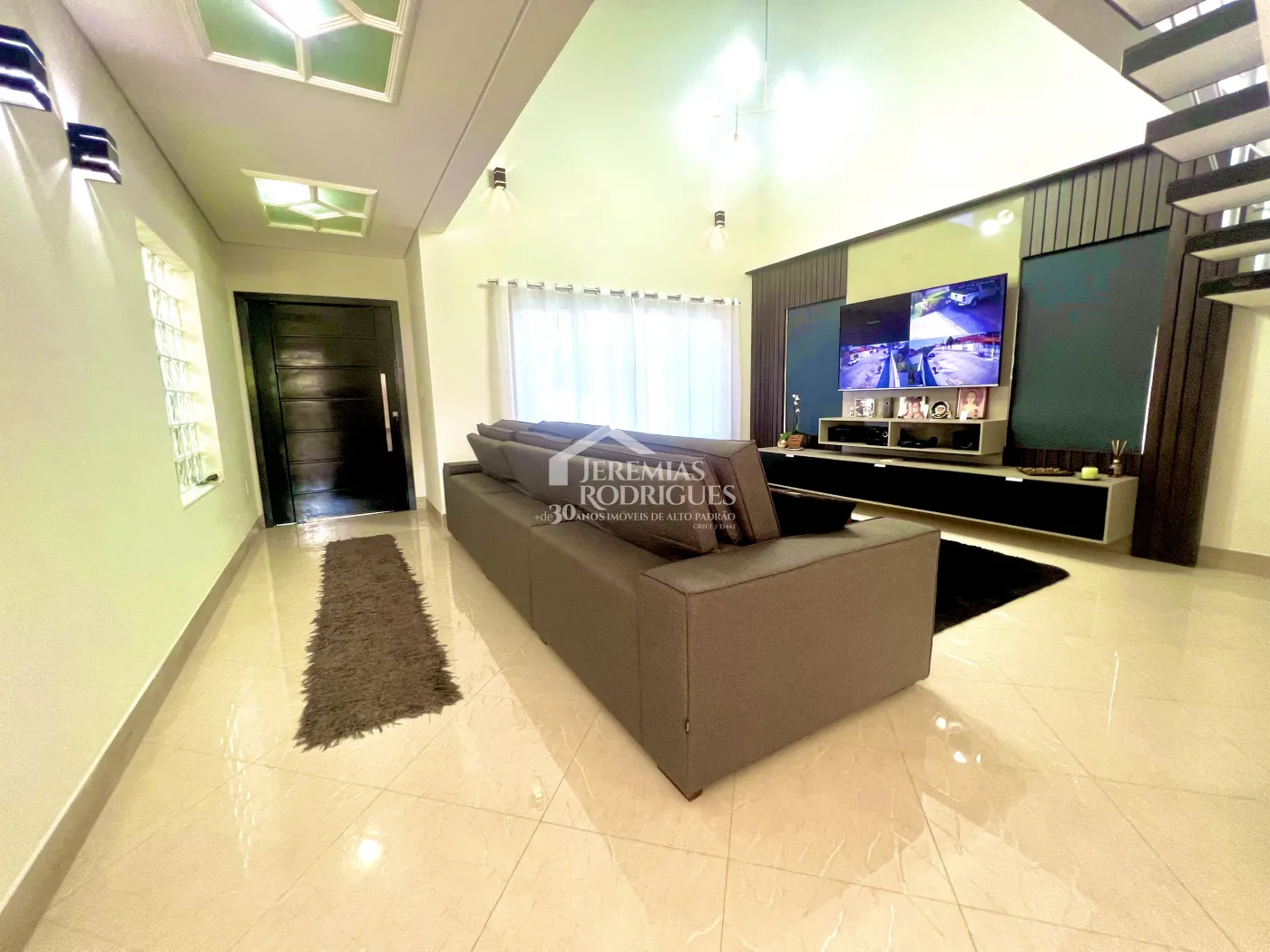 Casa à venda com 3 dormitórios no bairro Lessa em Pindamonhangaba/SP. 