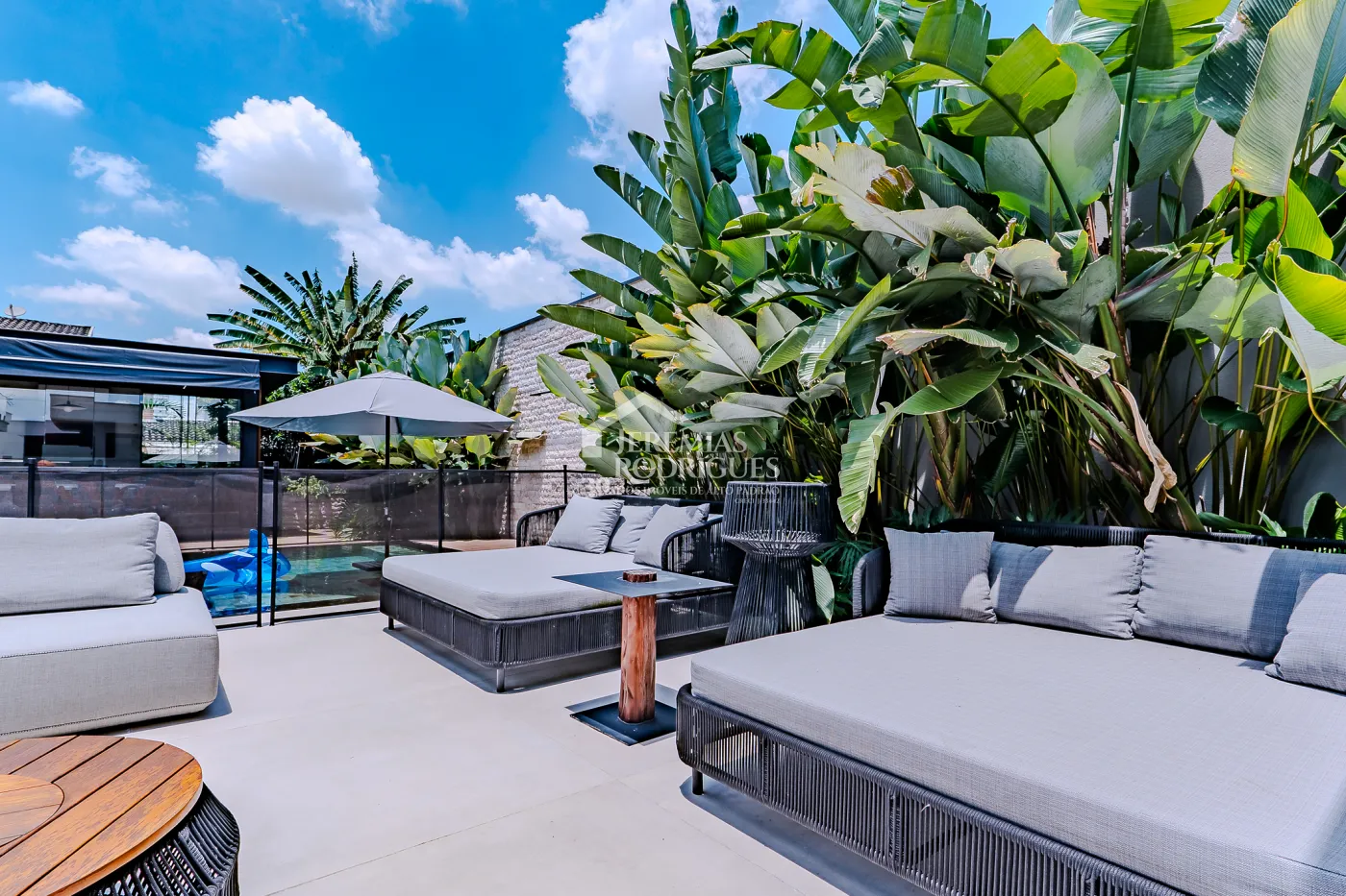 Casa à venda com 4 suítes no Condomínio Taubaté Village em Taubaté/SP.