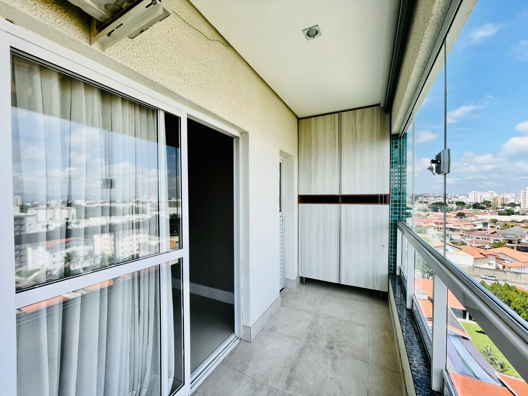 Cobertura duplex com 3 dormitórios no Condomínio Monte Castelo em  Taubaté/SP. 