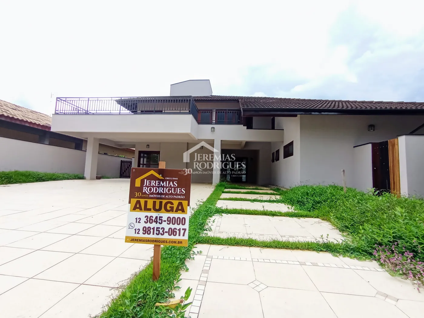 Casa à venda e locação com 4 suítes no Condomínio Colonial Village I em Pindamonhangaba/SP.