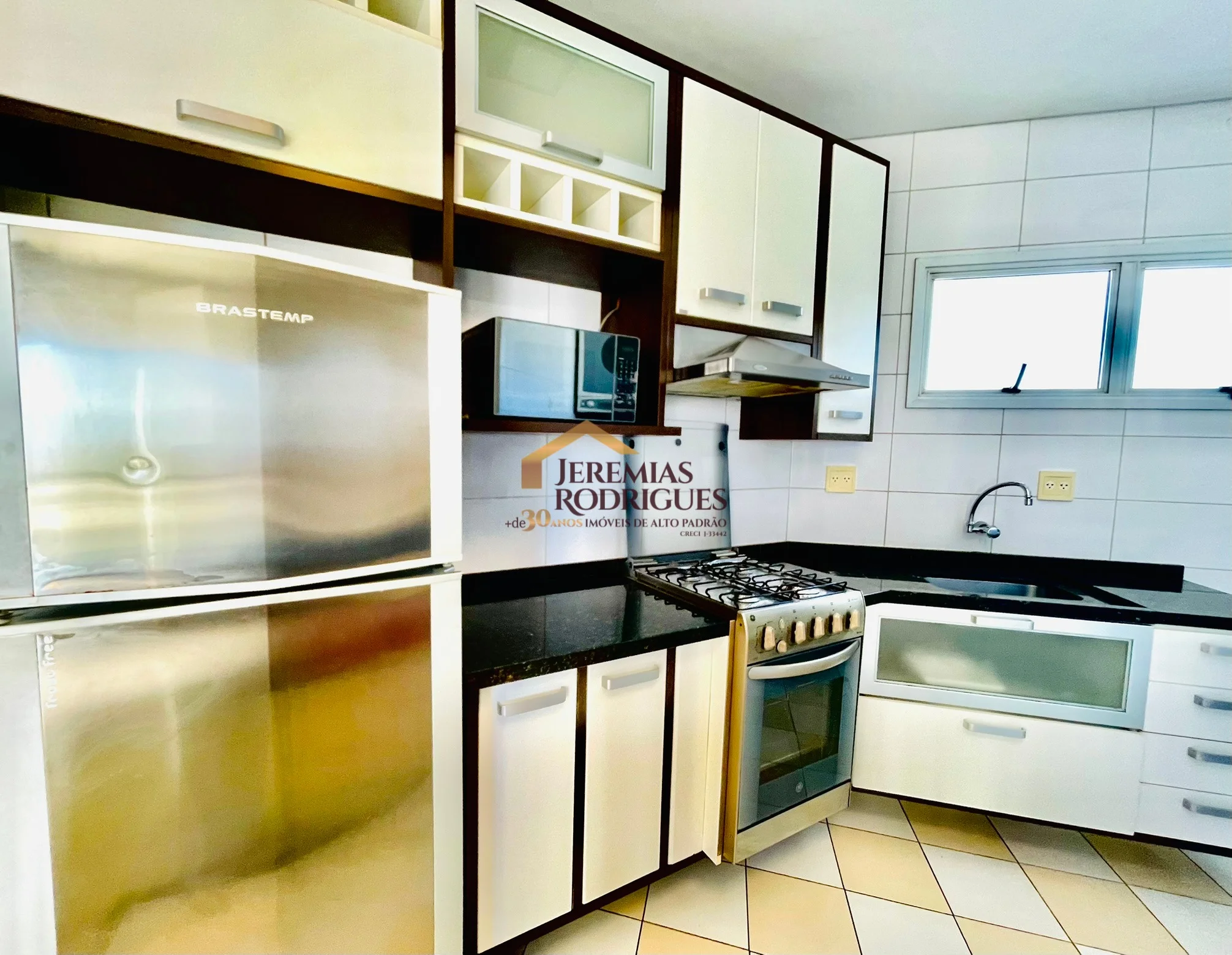 Cobertura Duplex semimobiliada para locação no Edifício Village Towers em Taubaté/SP.