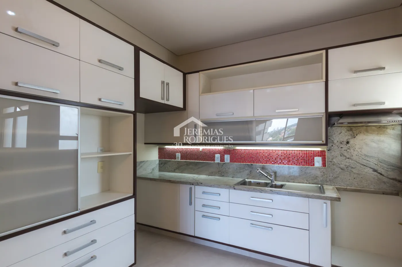 Apartamento à venda com 3 suítes, 274 m² no Edifício Milão em Taubaté/SP.