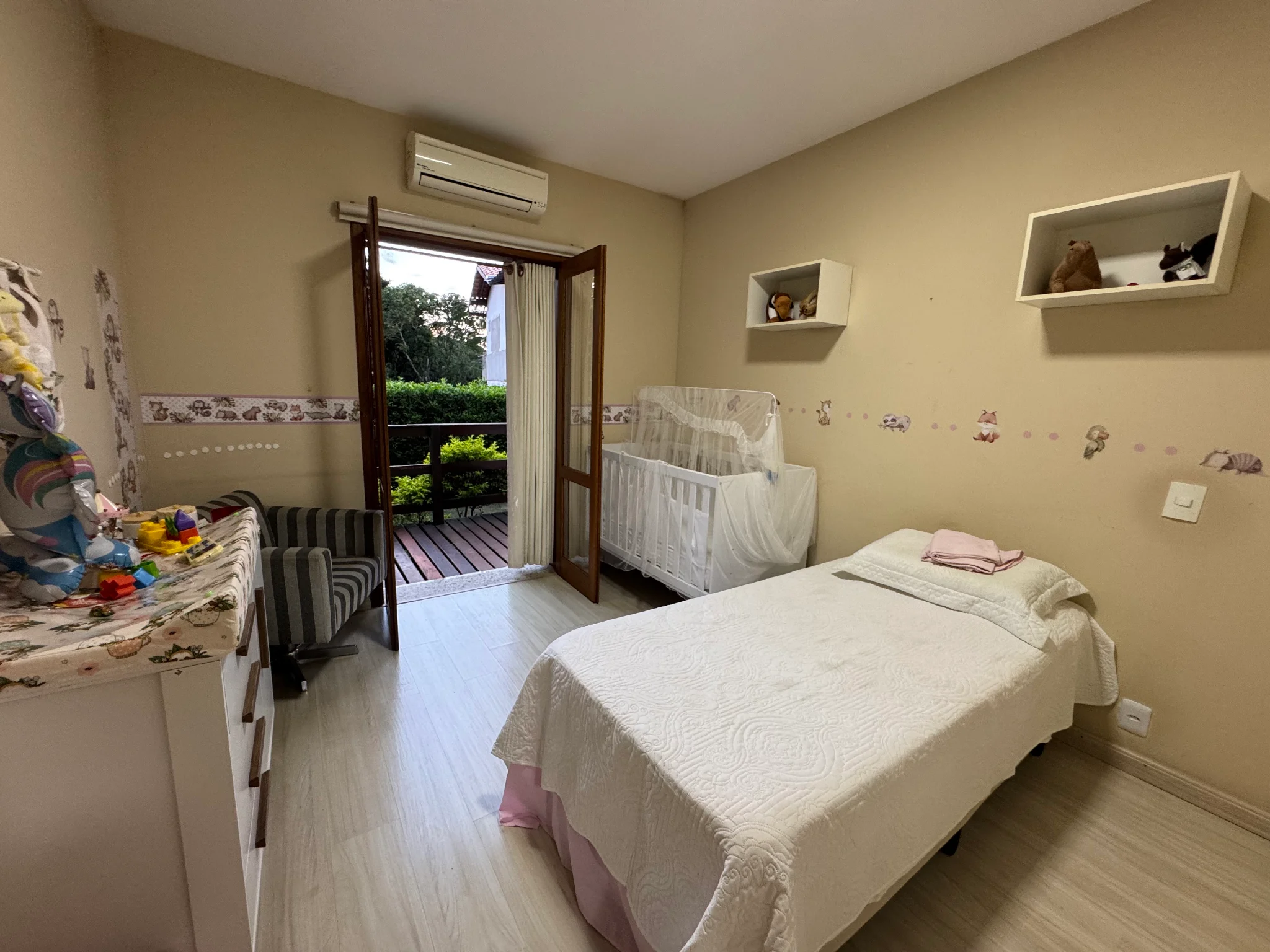 Casa à venda com 5 dormitórios no Condomínio Villlage Paineiras em Pindamonhangaba/SP. 