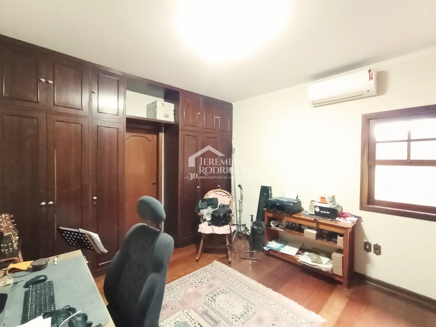 Casa para venda e locação com 3 suítes no bairro Parque das Flores em Taubaté/SP.