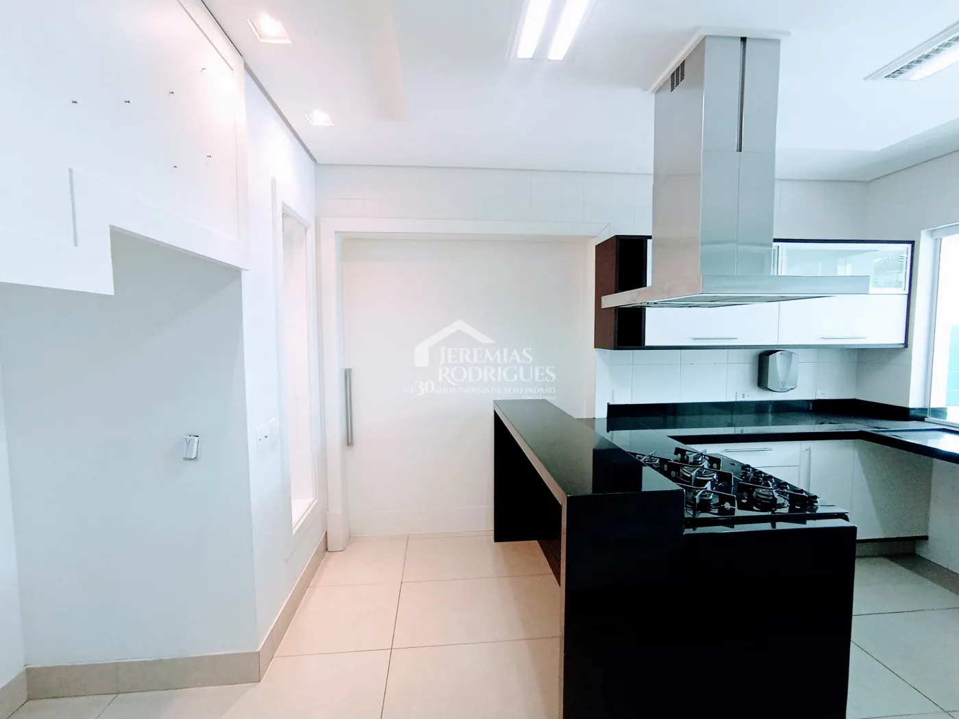 Casa para venda e locação com 4 suítes no Condomínio Taubaté Village em Taubaté/SP.