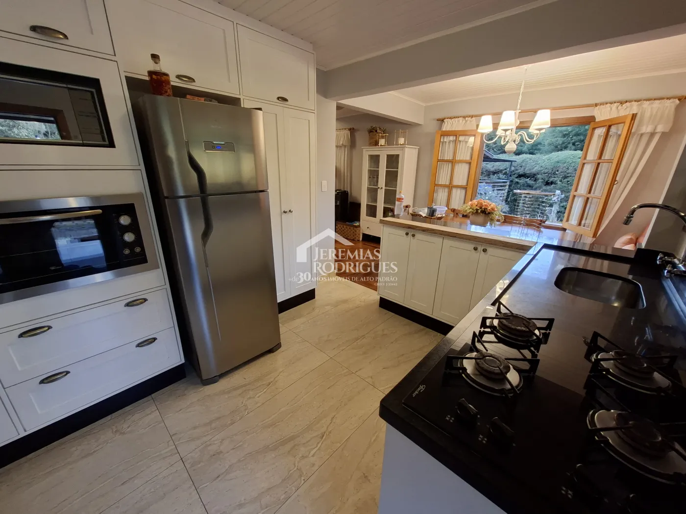 Casa à venda com 2 dormitórios no Condomínio Petiti Village em Campos do Jordão/SP.