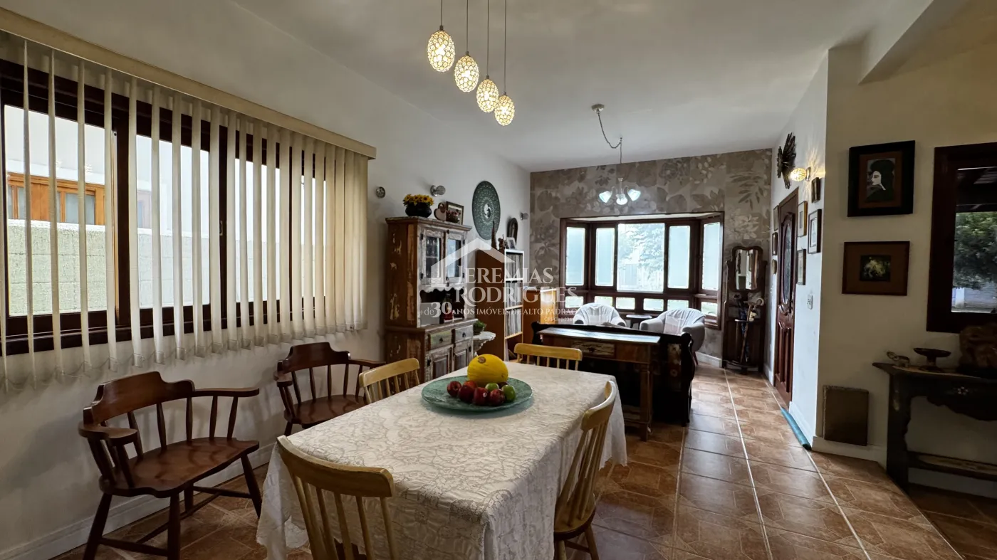 Casa assobradada à venda com 4 dormitórios no Condomínio Jardim das Hortênsias em Taubaté/SP.