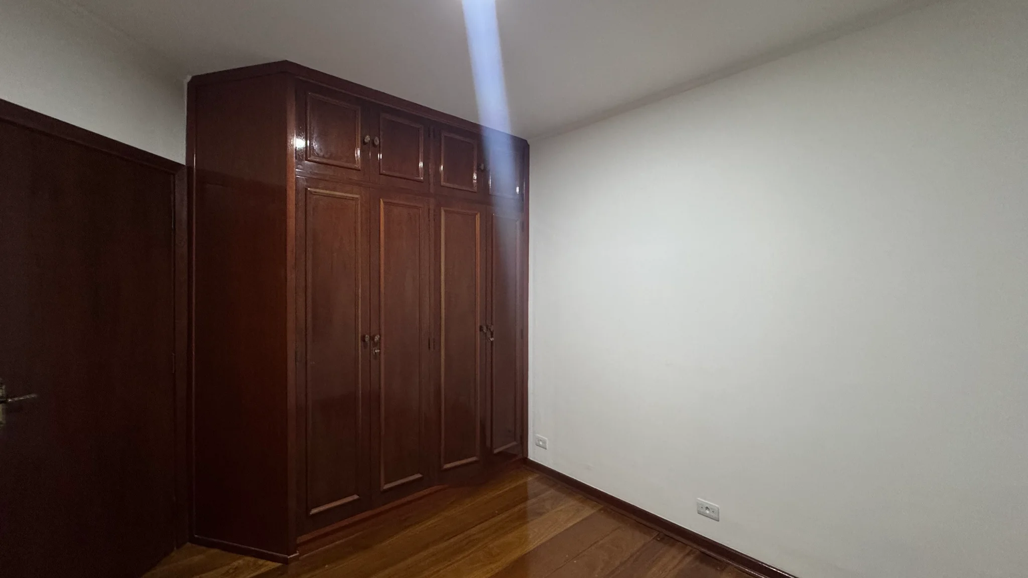 Apartamento para venda e locação no Edifício Serra da Mantiqueira em Pindamonhangaba/SP. 