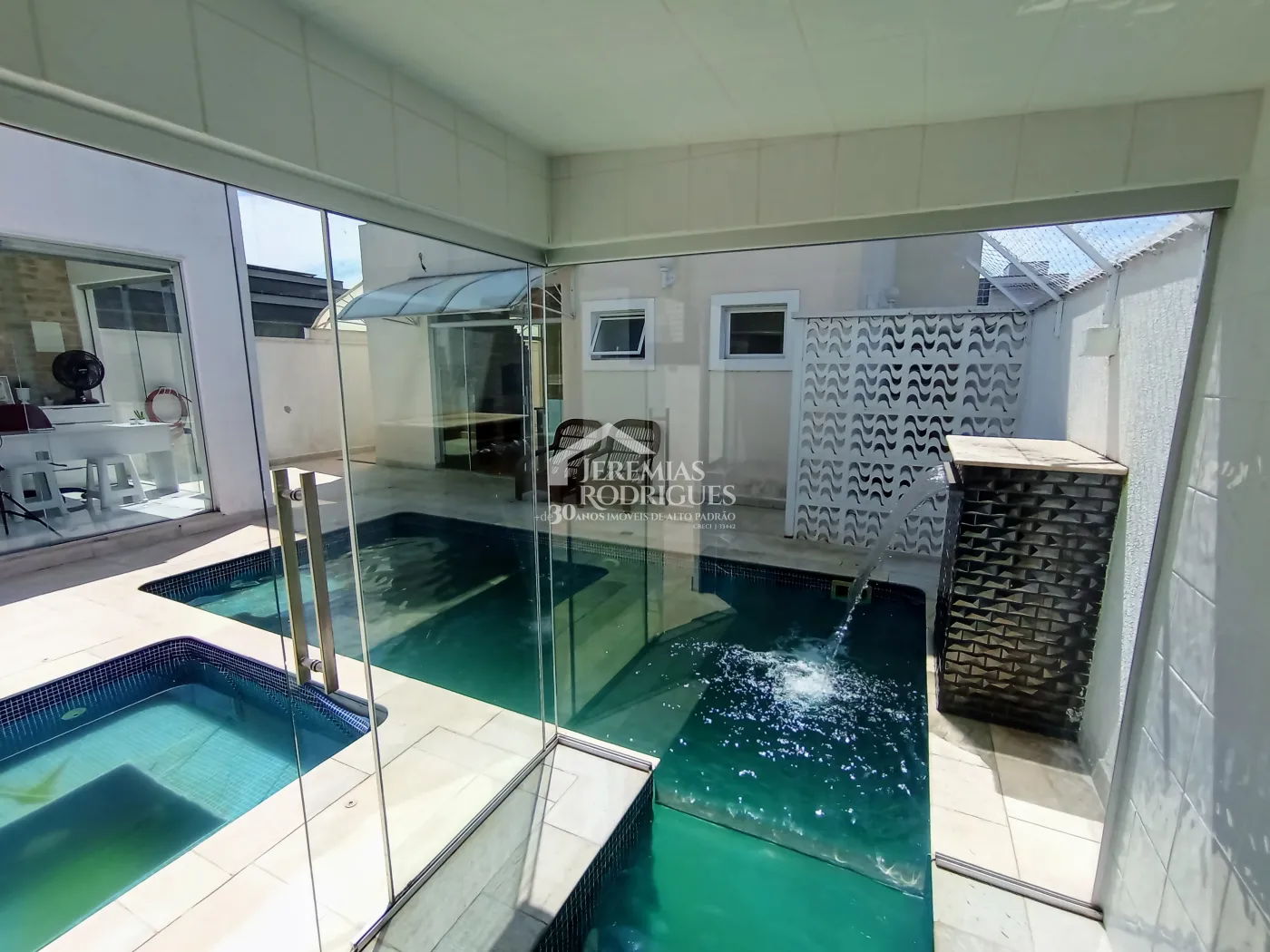 Casa assobradada com 3 suítes - Condomínio Jardim Oásis - Taubaté/SP.