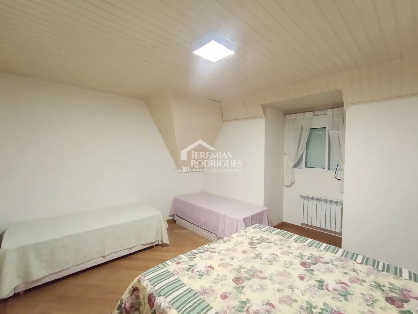 Apartamento duplex à venda com 4 suítes, 401 m² no Condomínio Chateau D Amboise em Campos do Jordão/SP.