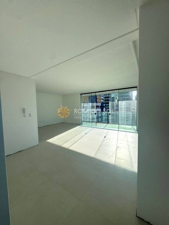 Aalborg Residence apartamento com 3 suítes e 2 vagas na Meia Praia