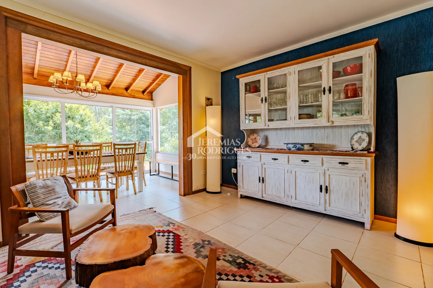 Casa assobradada à venda com 3 dormitórios no Condomínio Parque da Mantiqueira em Santo Antônio do Pinhal/SP.