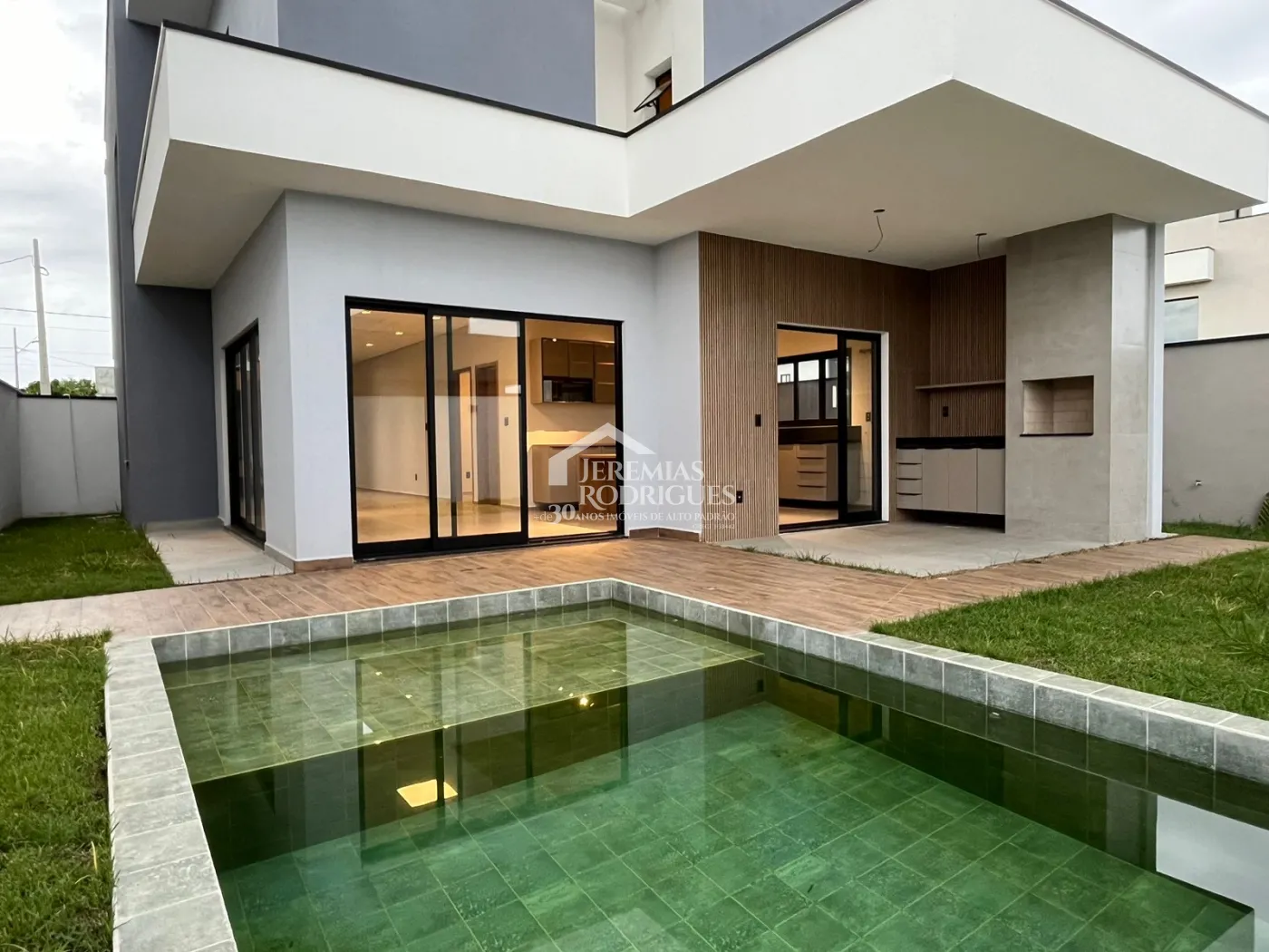 Casa assobradada à venda com 3 suítes no Condomínio Cyrela Landscape em Taubaté/SP.