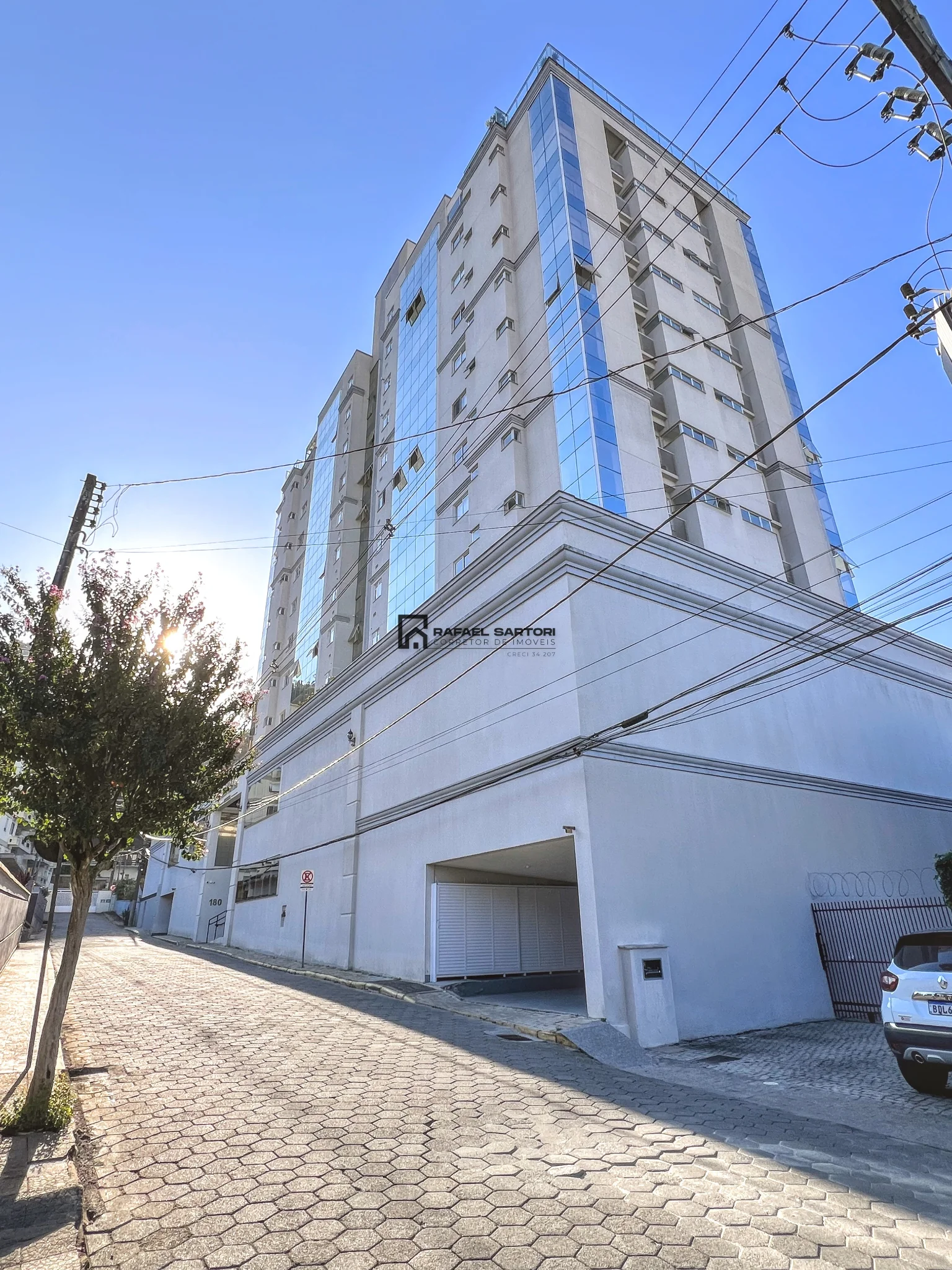 APARTAMENTO NO CENTRO COM 03 SUÍTES