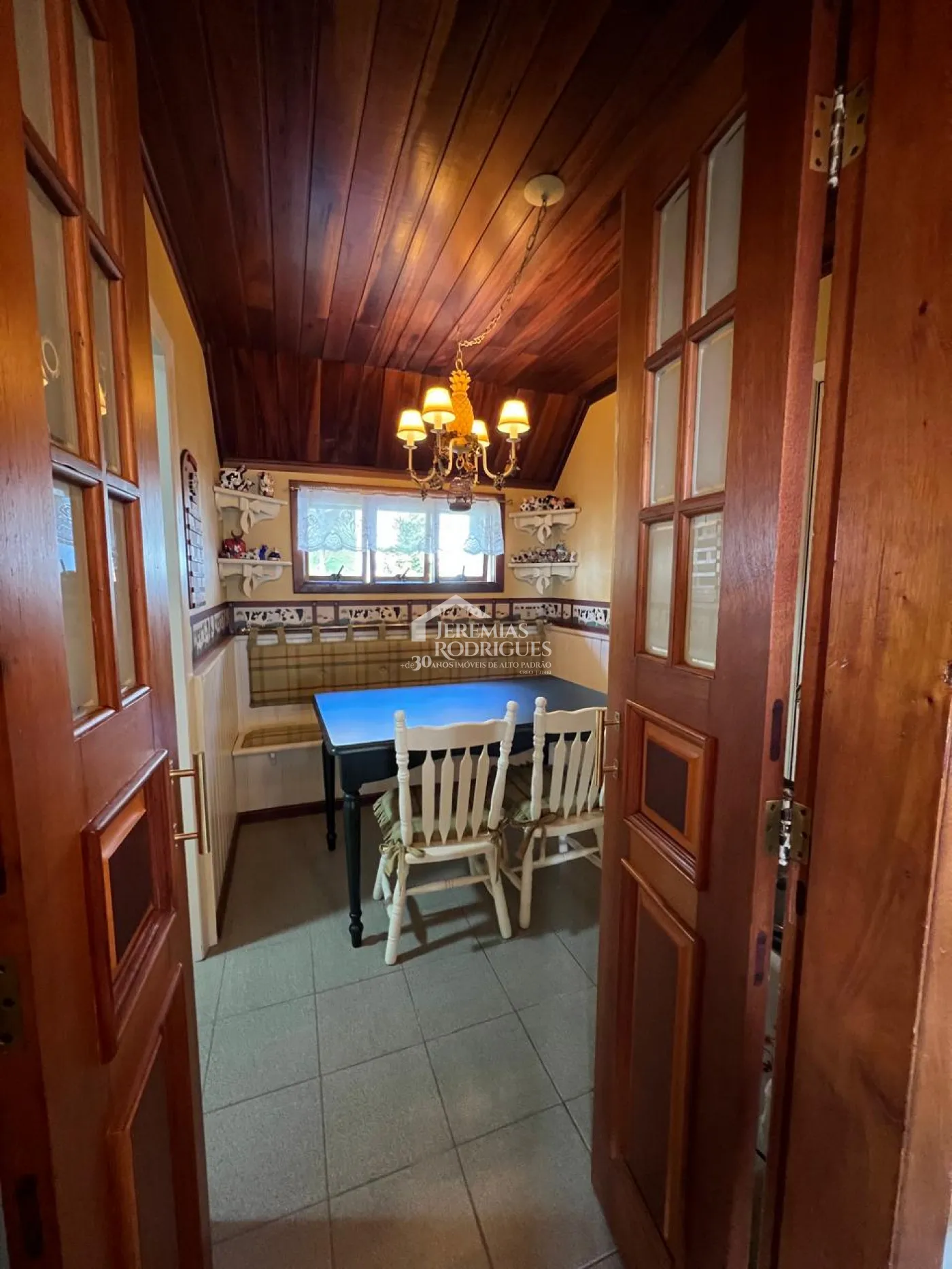 Apartamento à venda com 4 dormitórios, 324m² no Condomínio Le Bourg Saint Maurice em Campos do Jordão/SP.