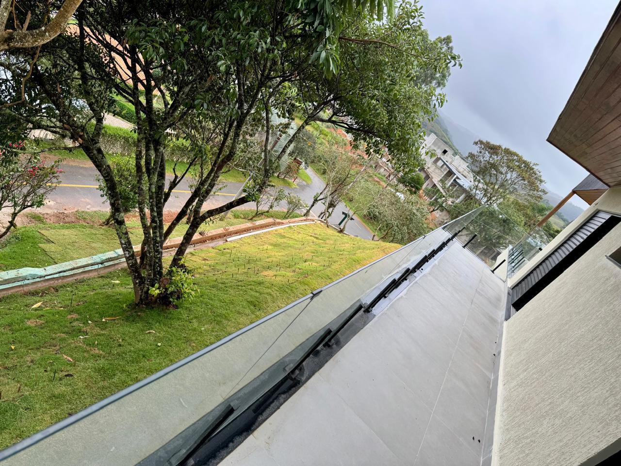 Casa à venda com 3 suítes no Condomínio Parque da Mantiqueira em Santo Antônio do Pinhal/SP.