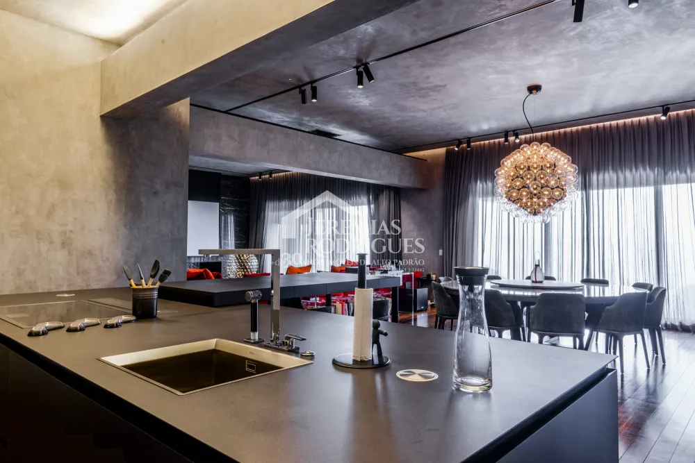 Mansão à venda no Condomínio Pedra do Fogo em Campos do Jordão/SP. 