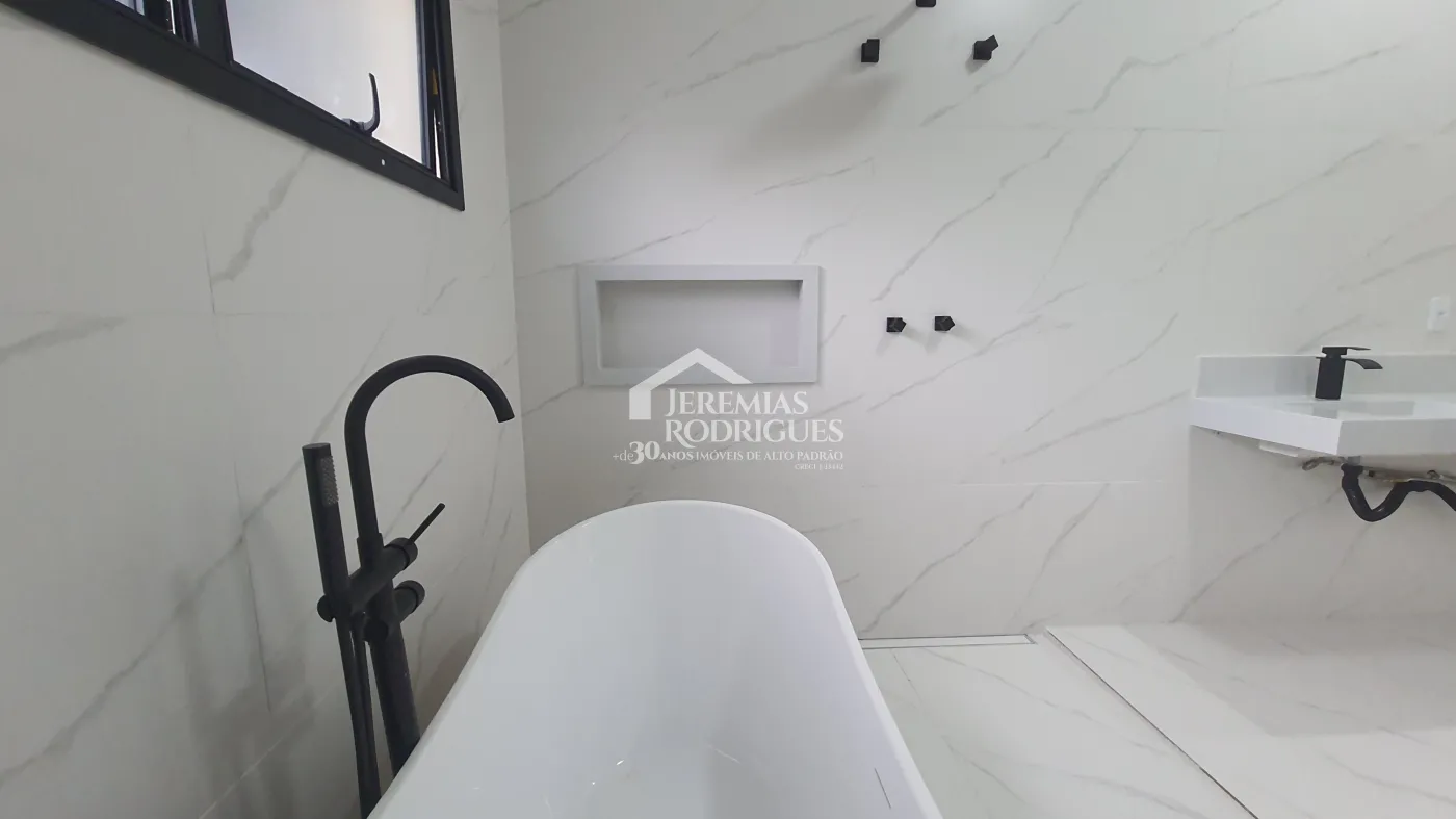 Casa à venda com 3 suítes no Condomínio Chácaras Cataguá em Taubaté/SP.