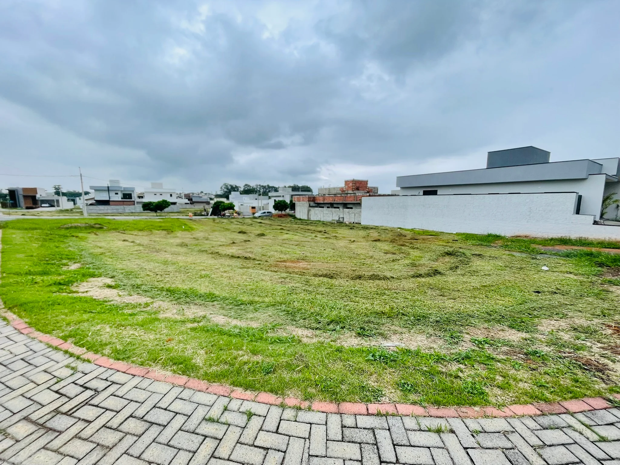 Terreno à venda com 374 m² no Condomínio Bosque do Imperador em Pindamonhangaba/SP. 