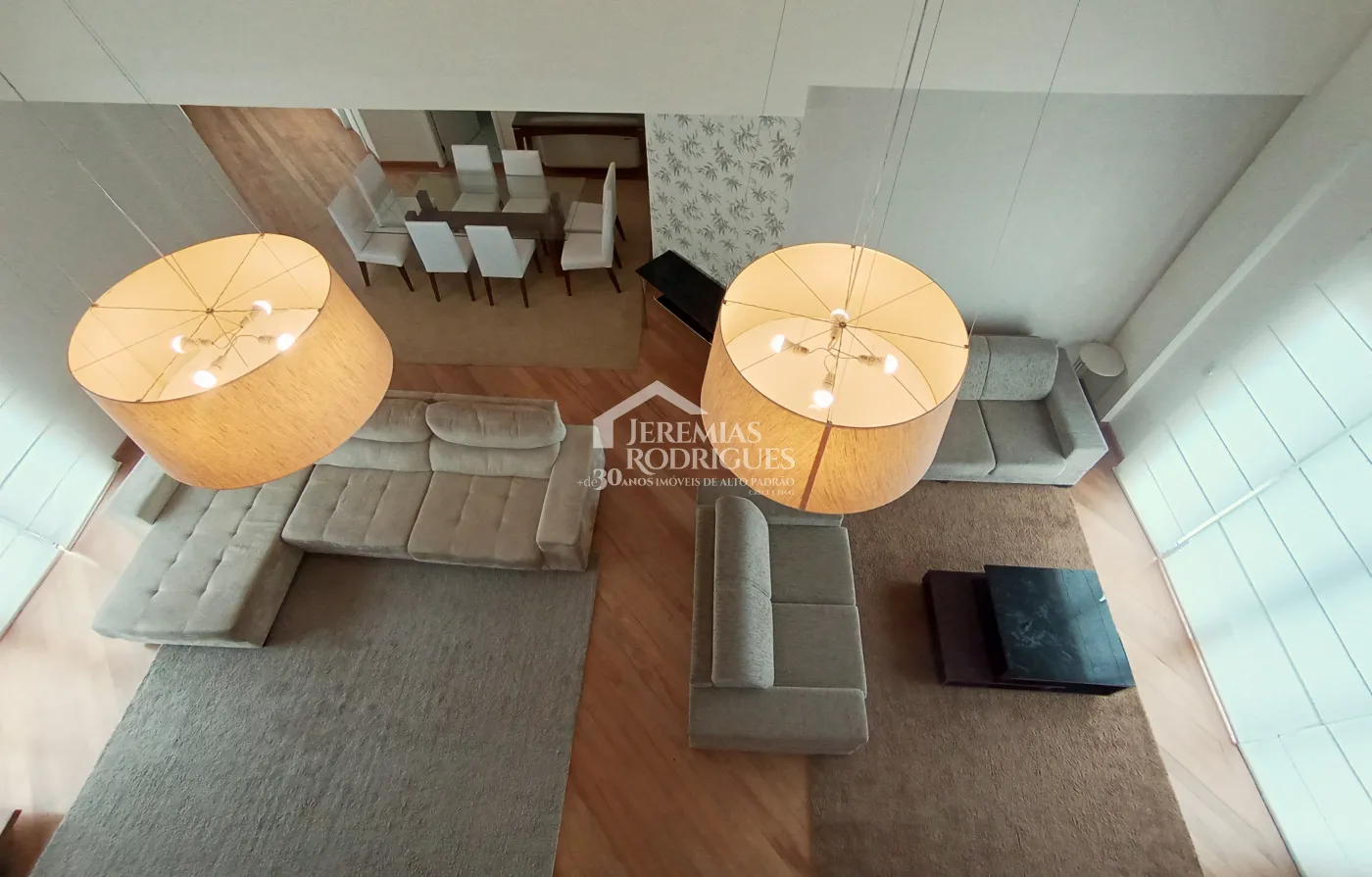 Apartamento duplex à venda com 4 suítes, 401 m² no Condomínio Chateau D Amboise em Campos do Jordão/SP.