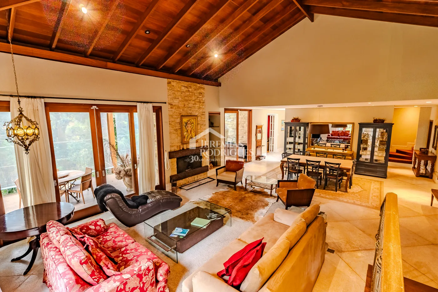 Casa para venda com 5 suítes no Condomínio Villandry em Campos do Jordão/SP