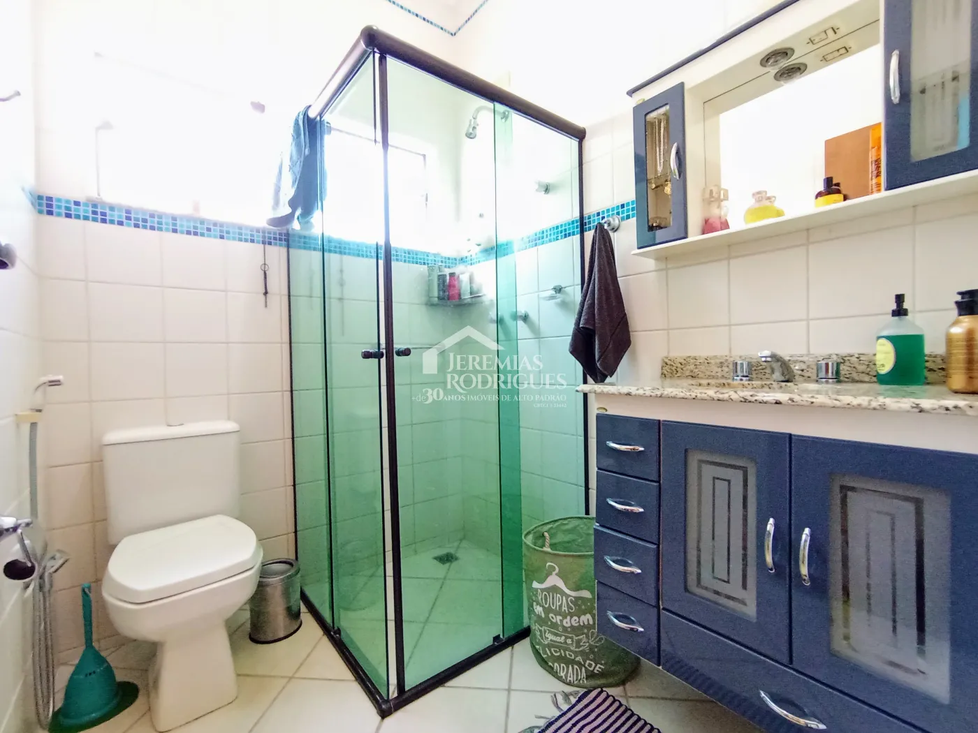 Casa assobradada à venda com 3 suítes no Condomínio Fortaleza em Taubaté/SP.