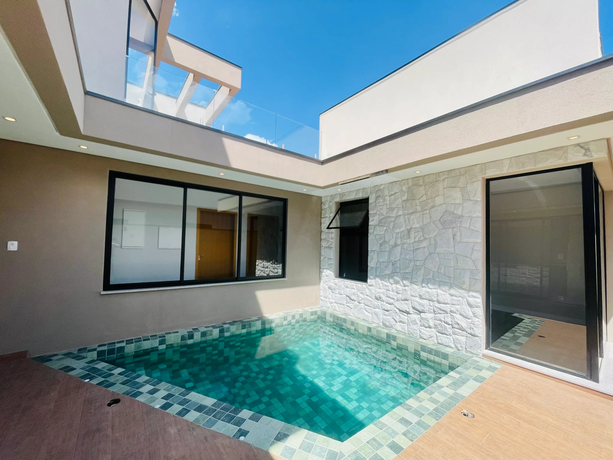 Casa para venda e locação com 3 dormitórios no Condomínio Terras do Vale em Caçapava/SP. 