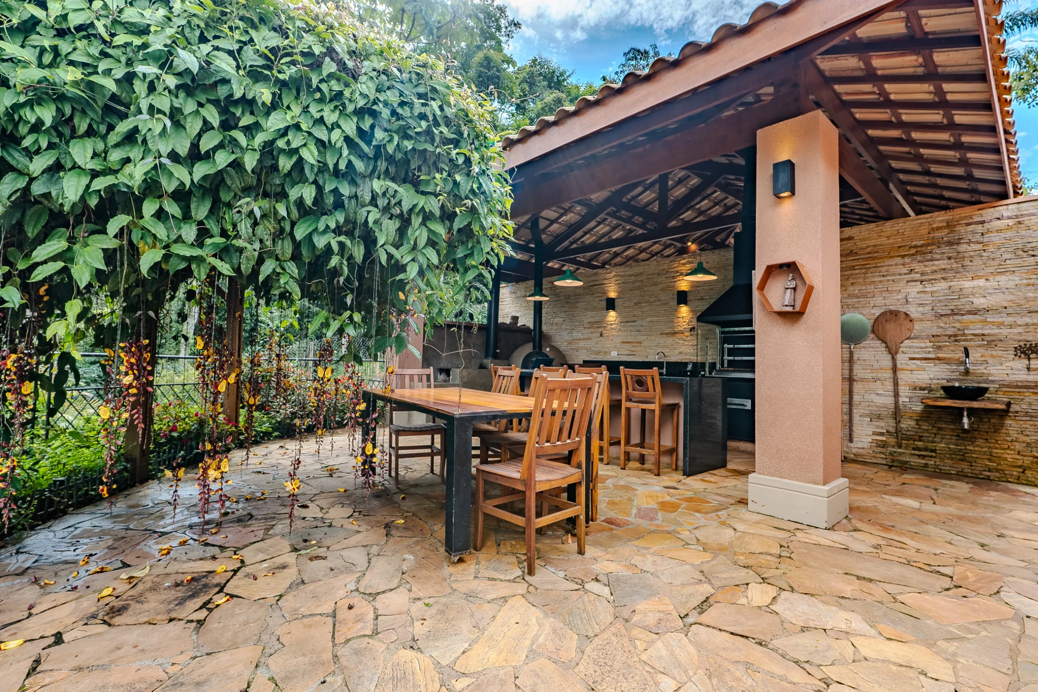 Casa à venda com 4 suítes no Residencial Santo Antônio em Santo Antônio do Pinhal/SP.