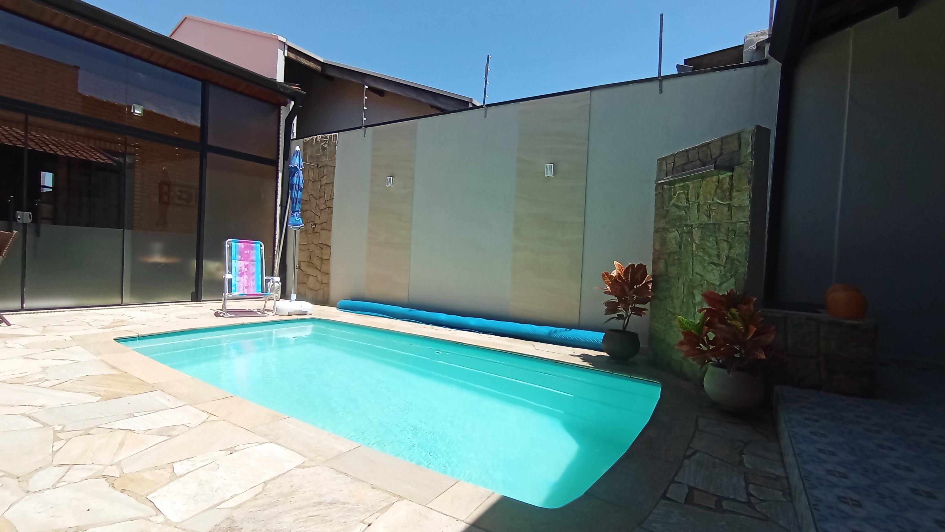 Casa à venda com 3 dormitórios no bairro Jardim do Sol em Taubaté/SP.