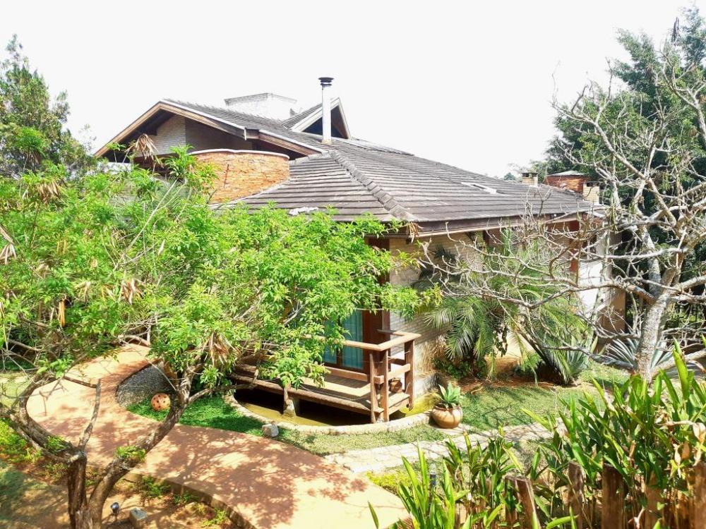 Casa à venda com 6 dormitórios no Condomínio Chácaras Cataguá em Taubaté/SP.