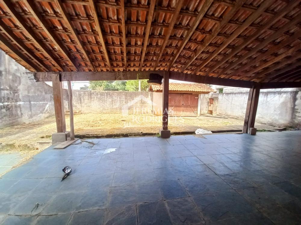 Espetacular casa térrea com piscina, quintal amplo e ótima localização - Pindamonhangaba/SP