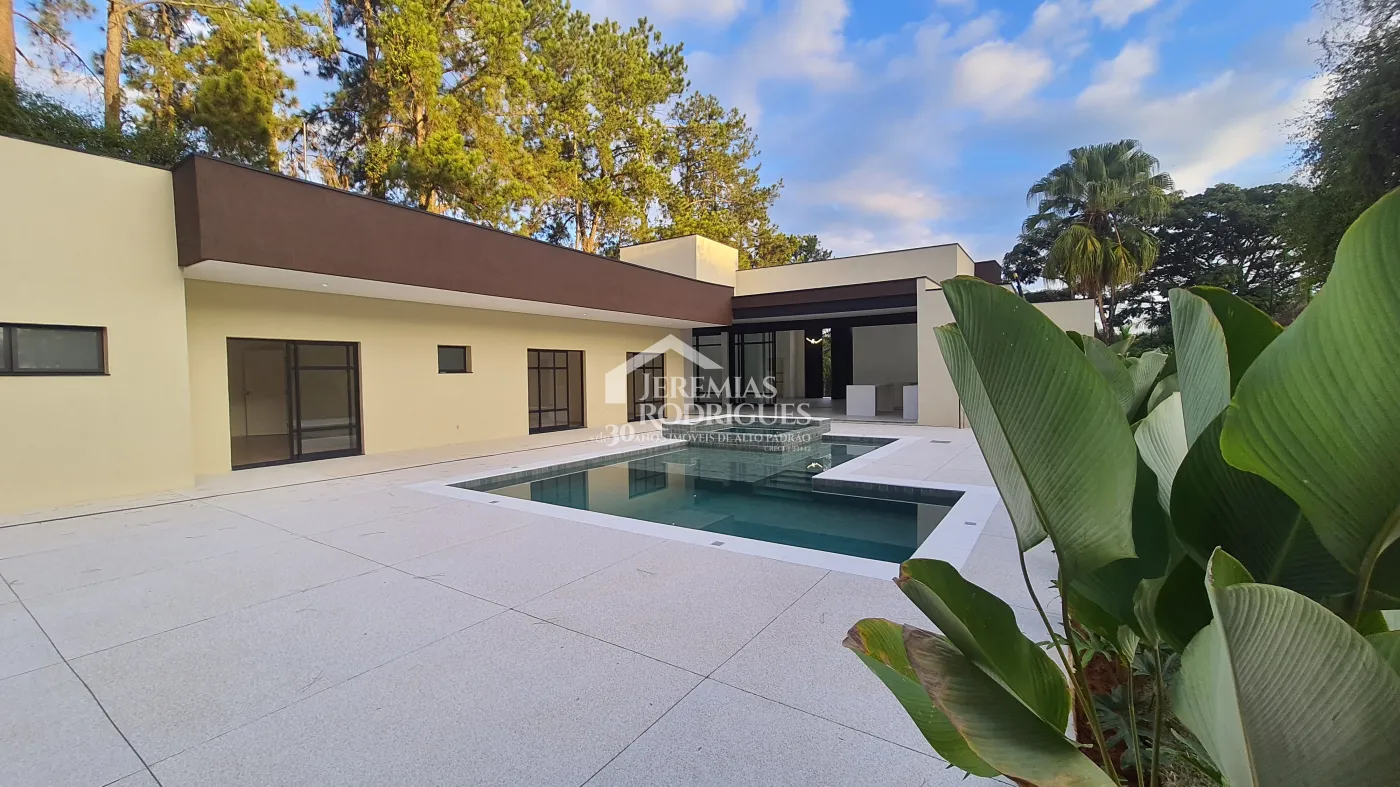 Casa à venda com 3 suítes no Condomínio Chácaras Cataguá em Taubaté/SP.