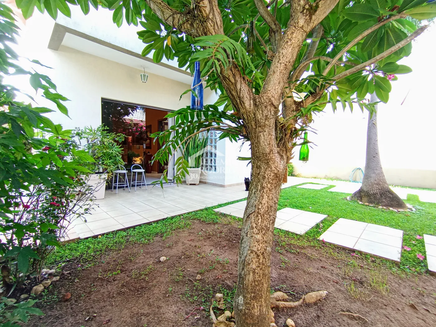 Casa assobradada à venda com 3 suítes no Condomínio Fortaleza em Taubaté/SP.