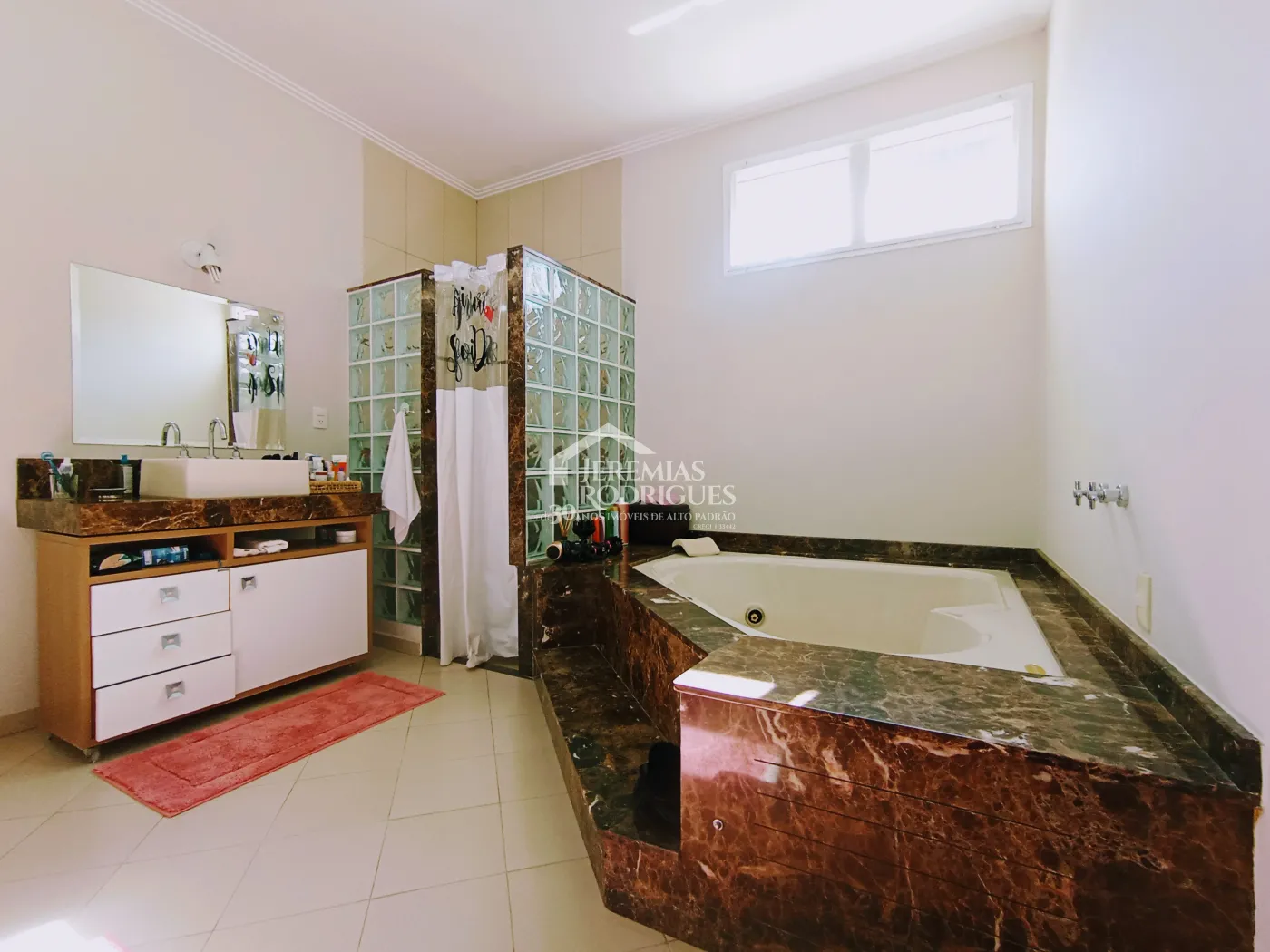 Casa à venda com 4 dormitórios no Condomínio Village Paineiras em Pindamonhangaba/SP