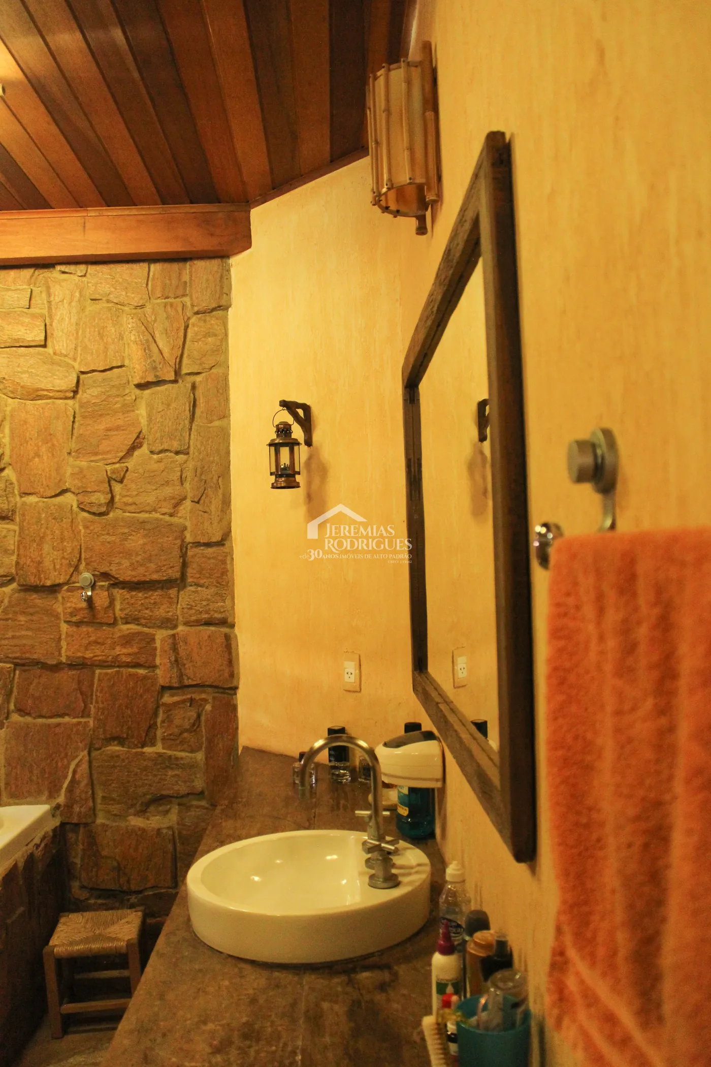 Casa para venda e locação com 5 dormitórios no Condomínio Taubaté Village em Taubaté/SP.