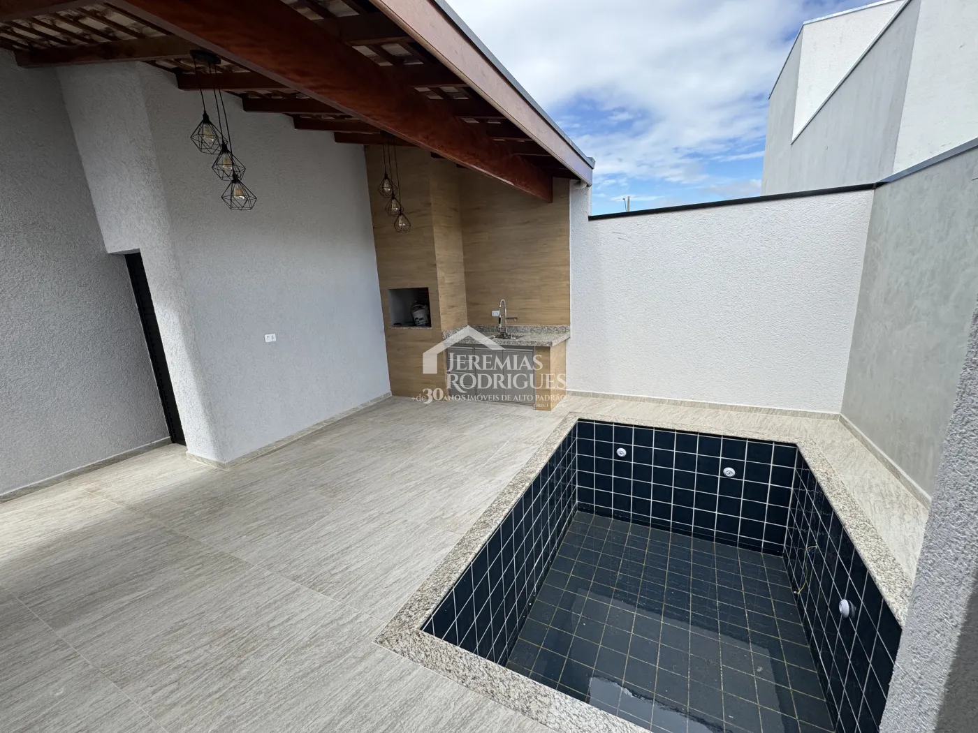Casa à venda com 3 dormitórios no Condomínio Residencial Laguna em Pindamonhangaba/SP.