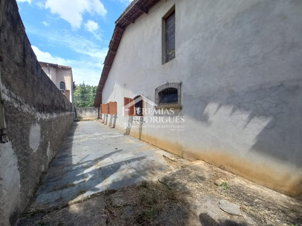 Espetacular casa térrea com piscina, quintal amplo e ótima localização - Pindamonhangaba/SP
