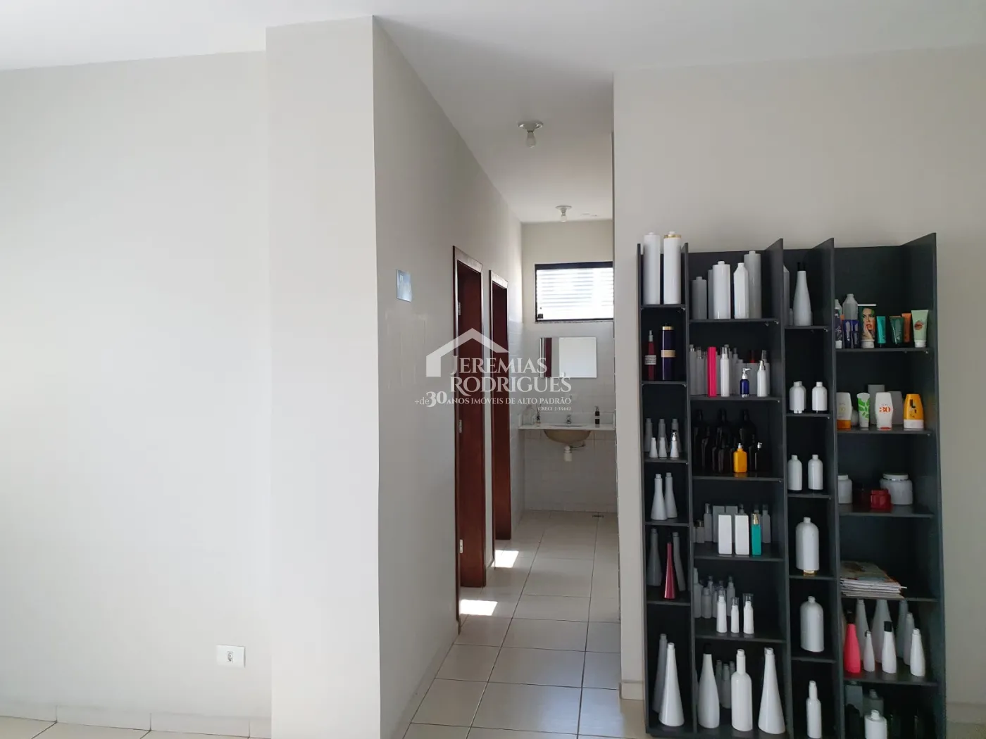 Galpão à venda no bairro Jardim Jaraguá em Taubaté/SP.